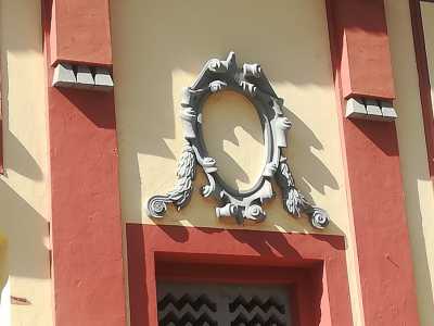 Completano la struttura finestre ornate da fregi...